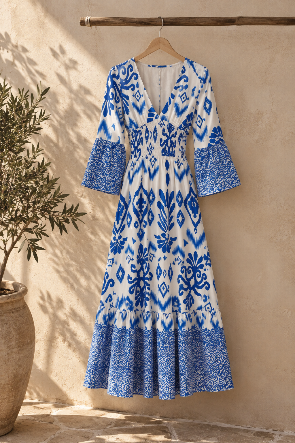 Ikat-Maxikleid am Kleiderbügel